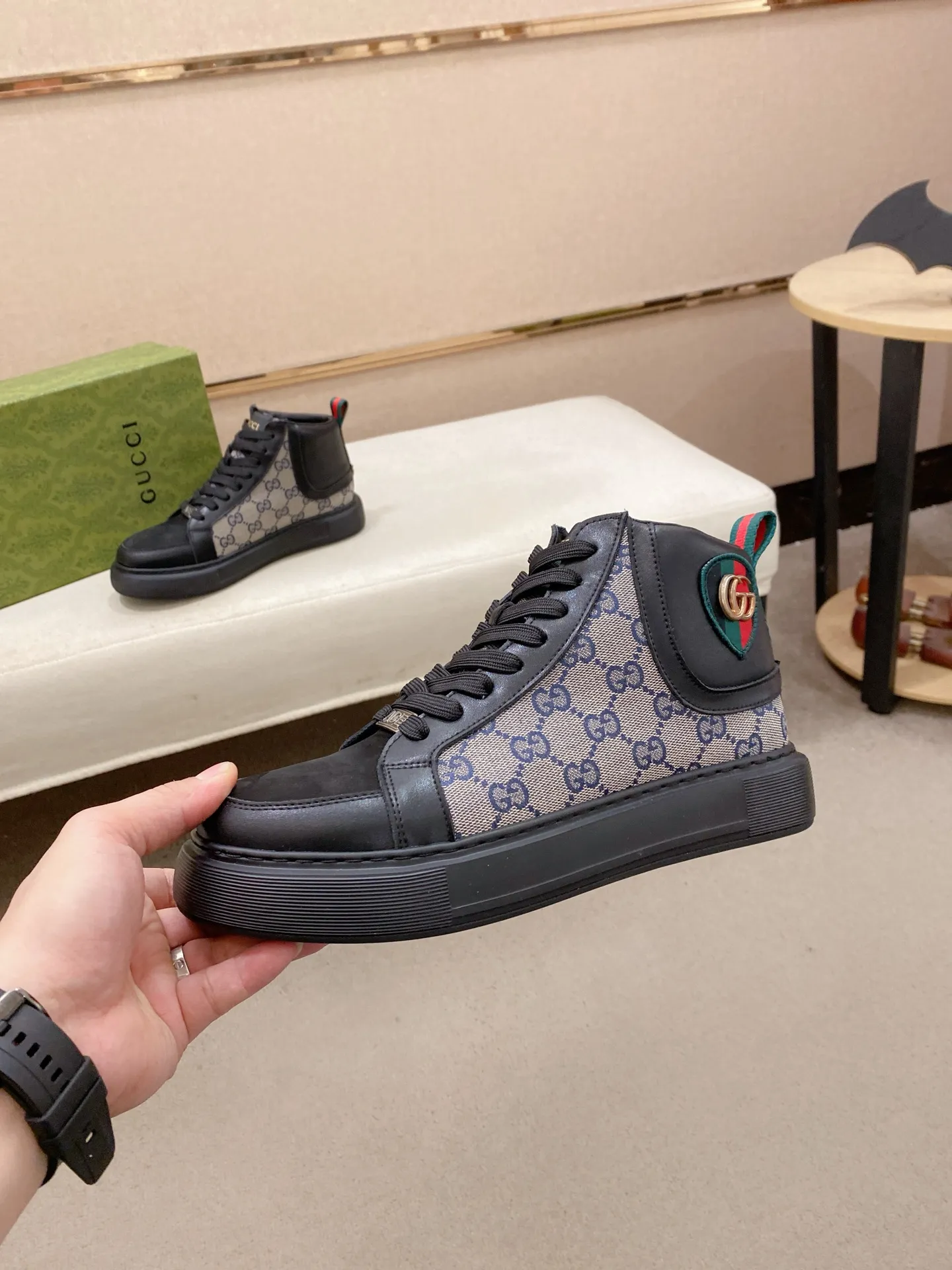 Factory price: 442💰 (GUCCI) The latest model from the official website🎁🎁Casual and fashionable men's shoes👟, hot style💥The style is simple and elegant, exclusive for trendy men. Unique official website's latest brand elements👑original Gucci decoration, fashionable and generous, the fabric is original cowhide ✅sheepskin lining, the official website specifies wear-resistant casual outsole, the classic model is taken in kind at the counter🎬38-44 (can be customized for 45 non-refundable)